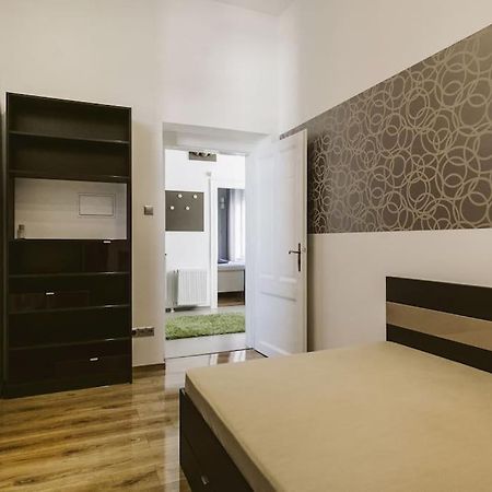 Lovely Purplish Apartment Heart Of The City บูดาเปสต์ ภายนอก รูปภาพ