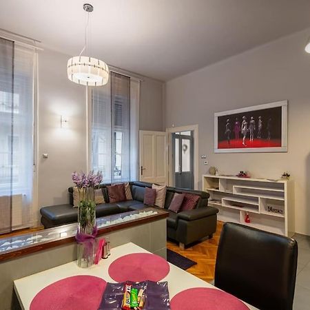 Lovely Purplish Apartment Heart Of The City บูดาเปสต์ ภายนอก รูปภาพ