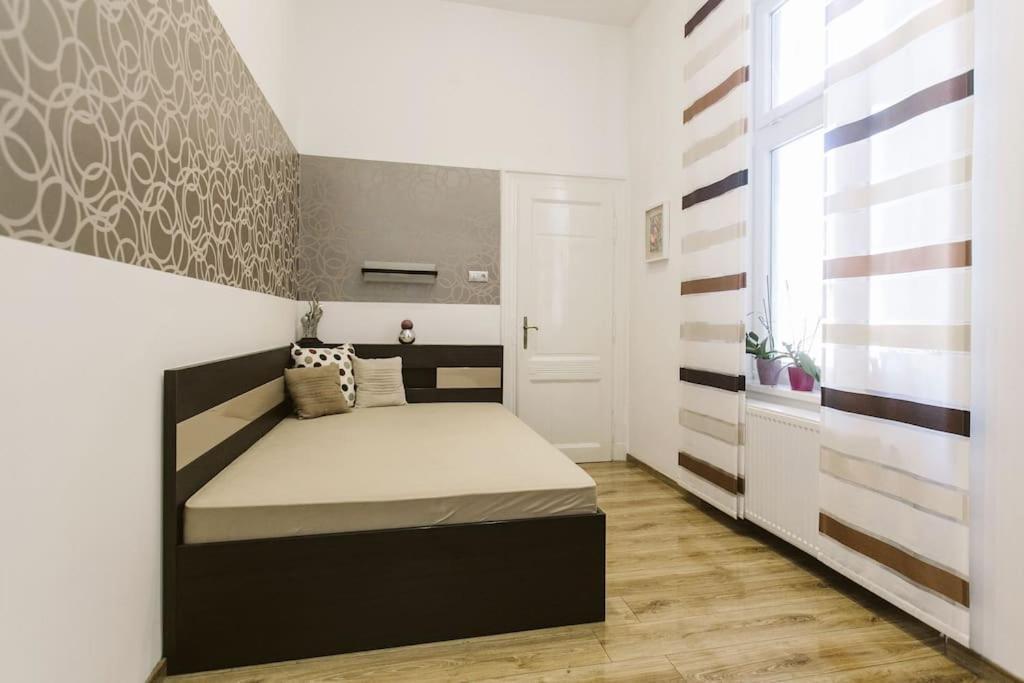 Lovely Purplish Apartment Heart Of The City บูดาเปสต์ ภายนอก รูปภาพ