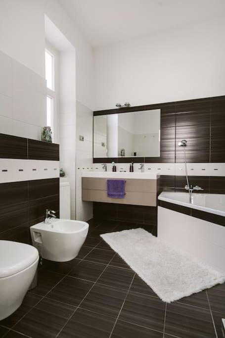 Lovely Purplish Apartment Heart Of The City บูดาเปสต์ ภายนอก รูปภาพ