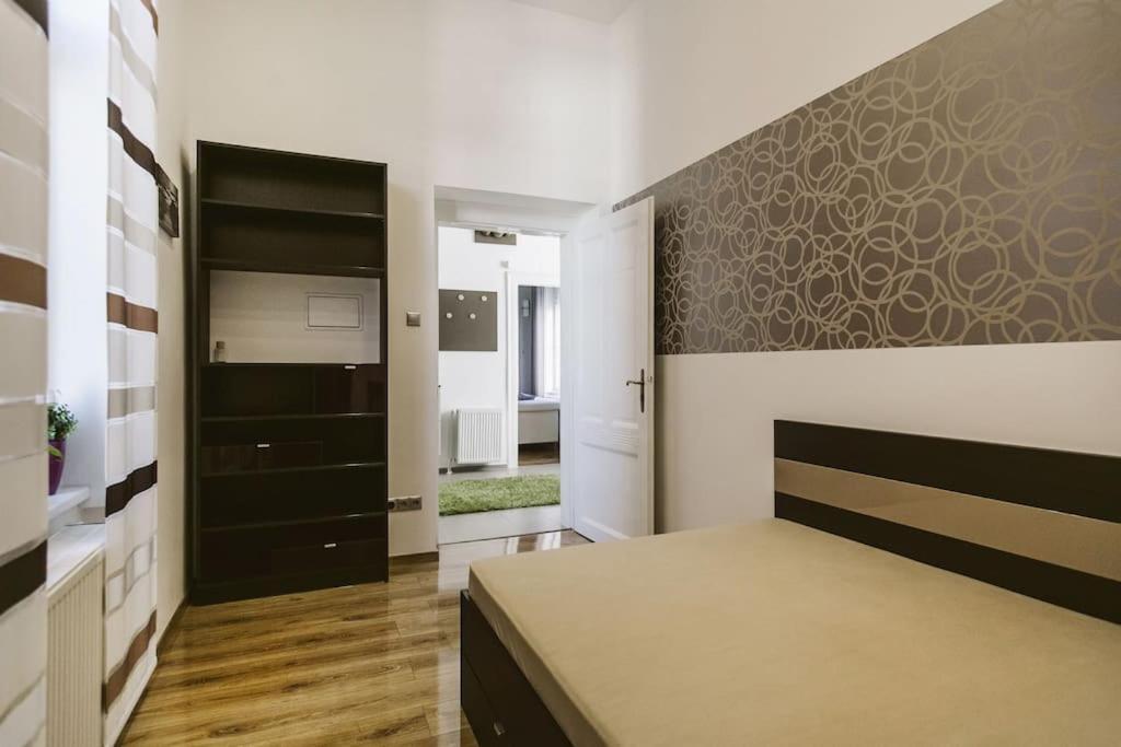 Lovely Purplish Apartment Heart Of The City บูดาเปสต์ ภายนอก รูปภาพ