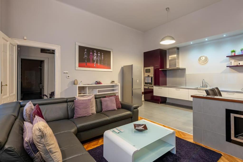 Lovely Purplish Apartment Heart Of The City บูดาเปสต์ ภายนอก รูปภาพ