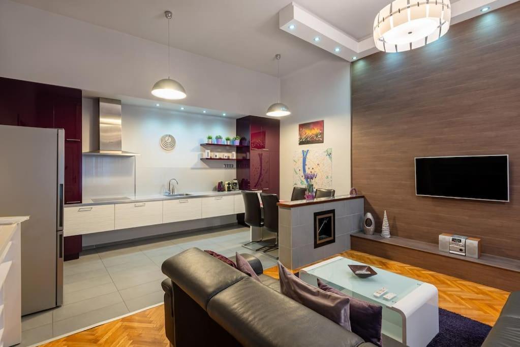 Lovely Purplish Apartment Heart Of The City บูดาเปสต์ ภายนอก รูปภาพ